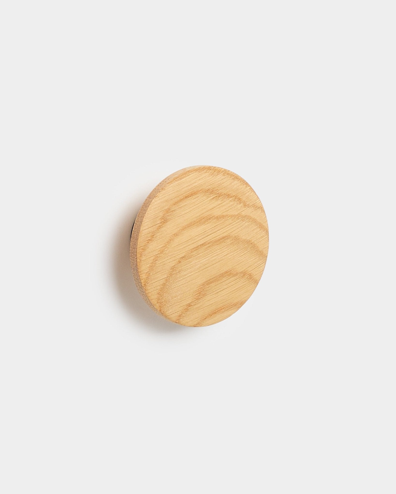 Linn I Single Hanger de WoodUpp, un accessoire en natural oak au veinage du bois visible, conçu pour les panneaux acoustiques Akupanel, sur un fond blanc uni.