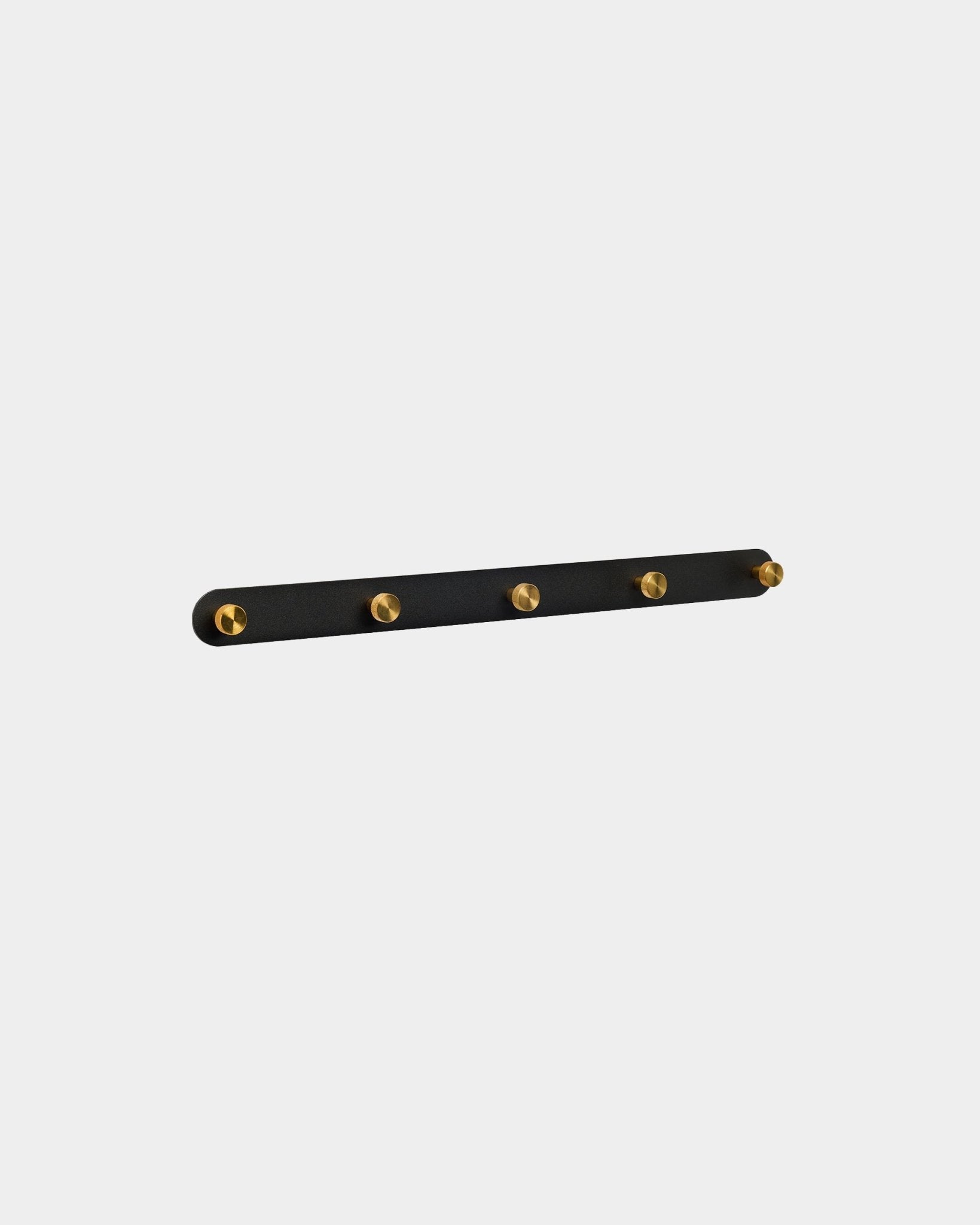 Porte-manteau mural WoodUpp Norr en black et brass avec 5 crochets en steel, fixation murale, présenté sur un fond blanc uni.