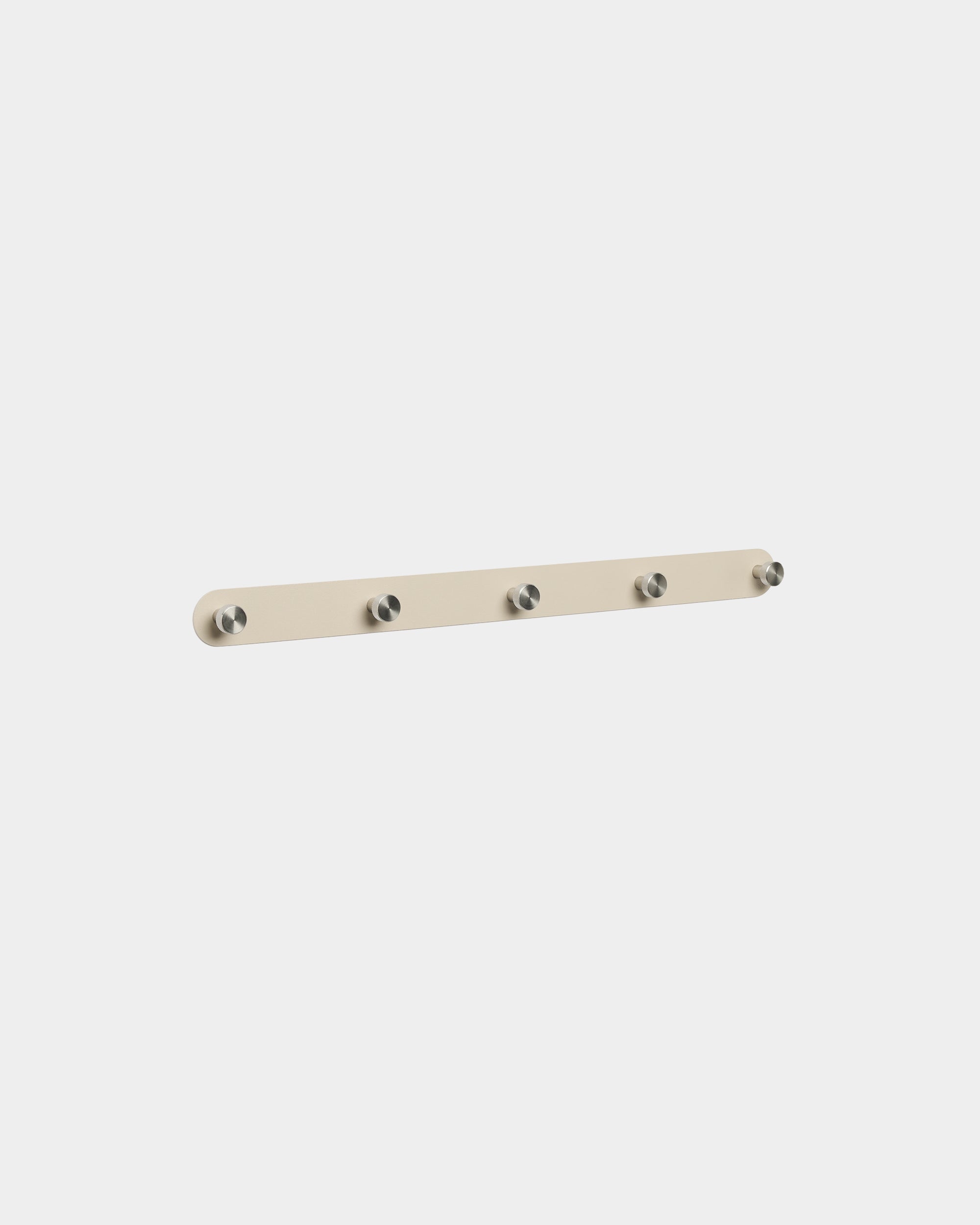 Le porte-manteau mural Norr de WoodUpp avec 5 crochets en beige et acier inoxydable steel est conçu comme un accessoire pour organiser l’espace aux côtés de panneaux acoustiques en bois au style nordique.