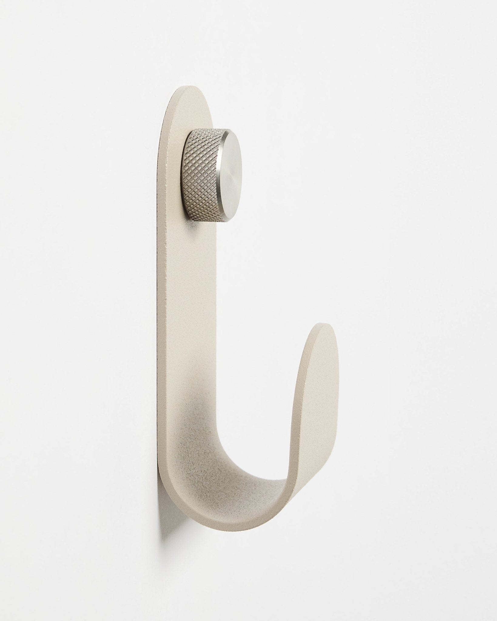 Le Norr | Single Hanger en Beige de WoodUpp, un accessoire mural minimaliste avec un bouton argenté, conçu pour compléter les panneaux acoustiques en bois Akupanel.