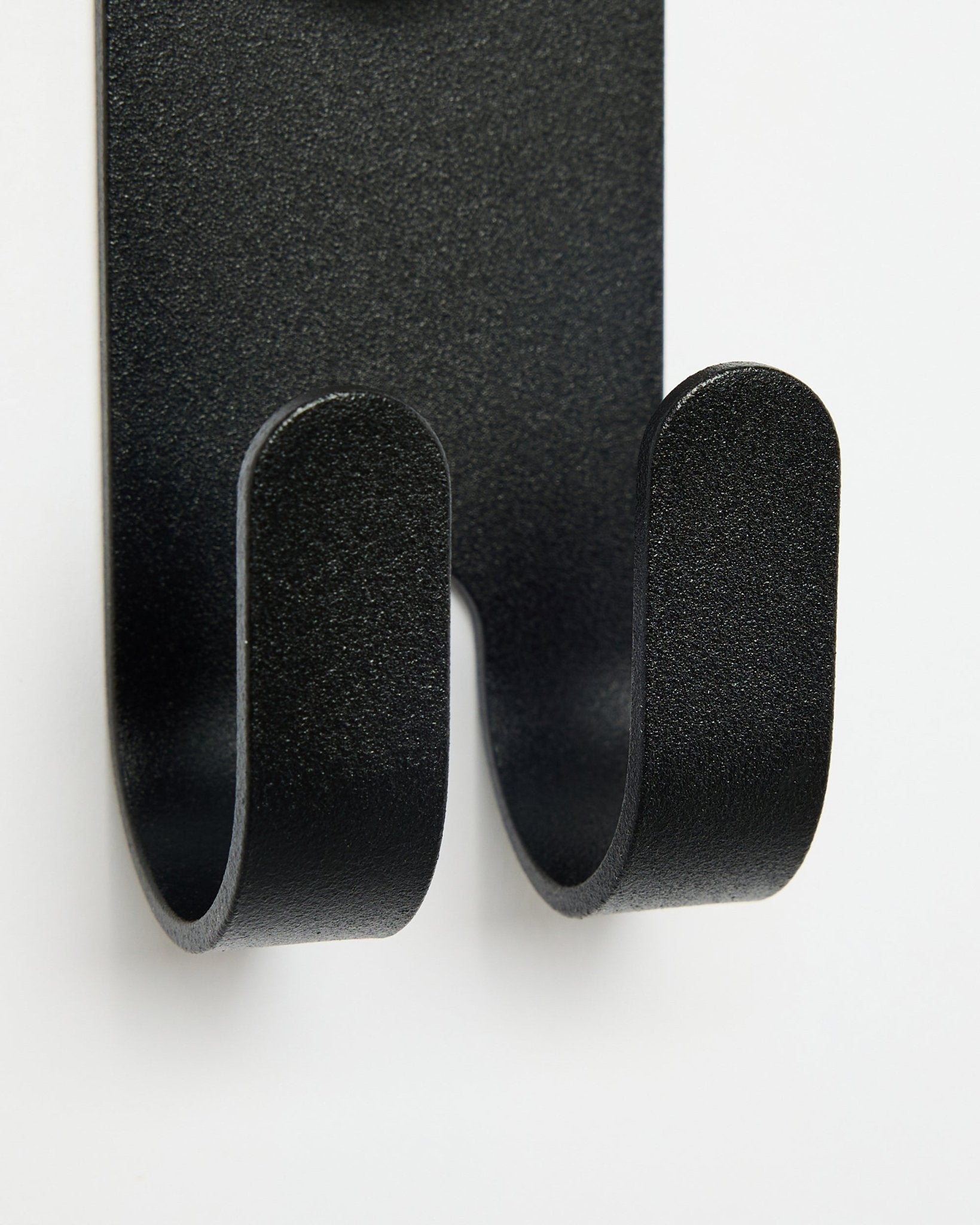 Gros plan sur le Norr Double Hanger en black de WoodUpp, avec des doubles crochets conçus pour des accessoires Akupanel, sur fond blanc.