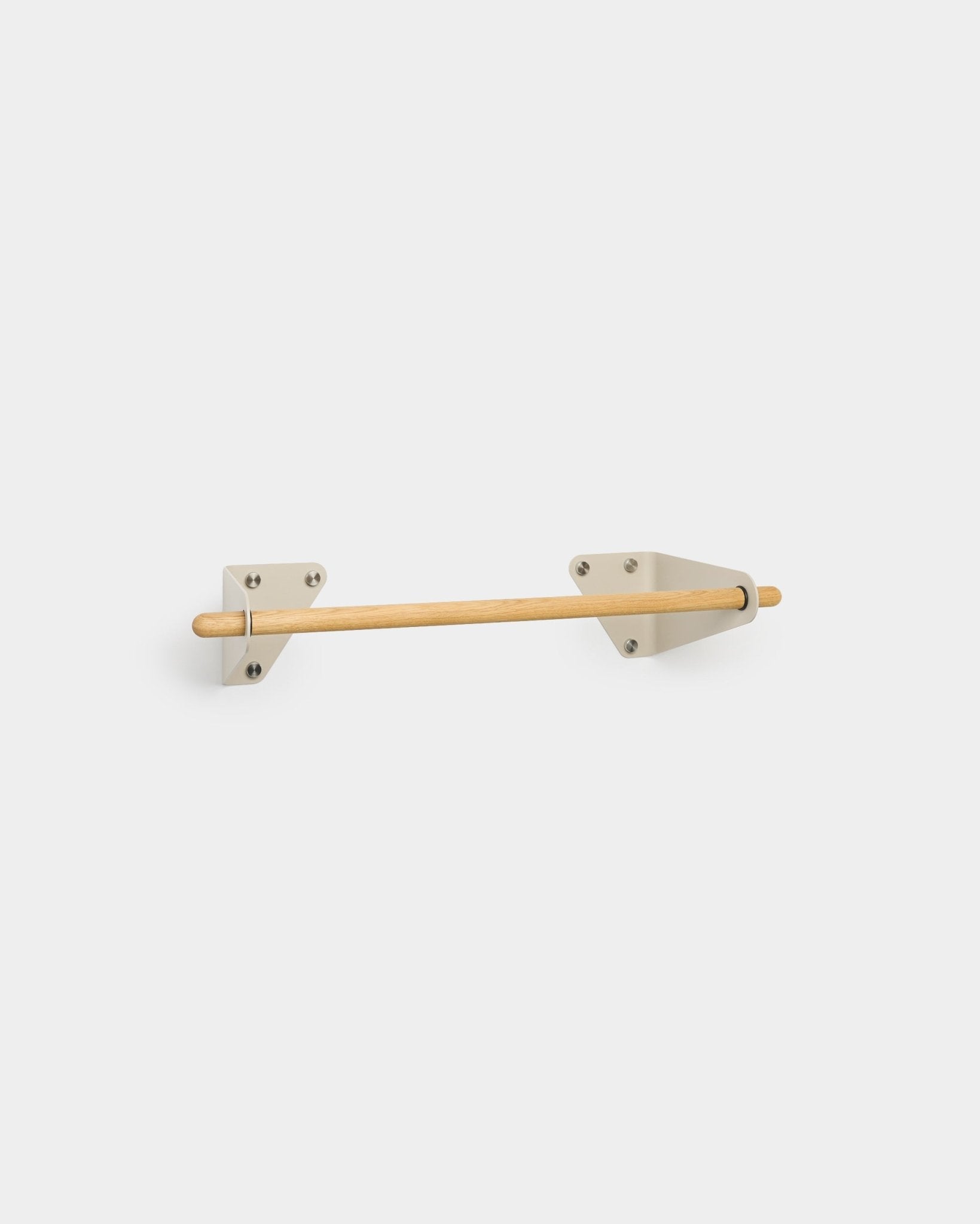 Le portemanteau Linn de WoodUpp, inspiré du style nordique, présente une barre en chêne massif et deux supports triangulaires beige, sur une longueur de 75,9 cm, sur fond blanc uni.
