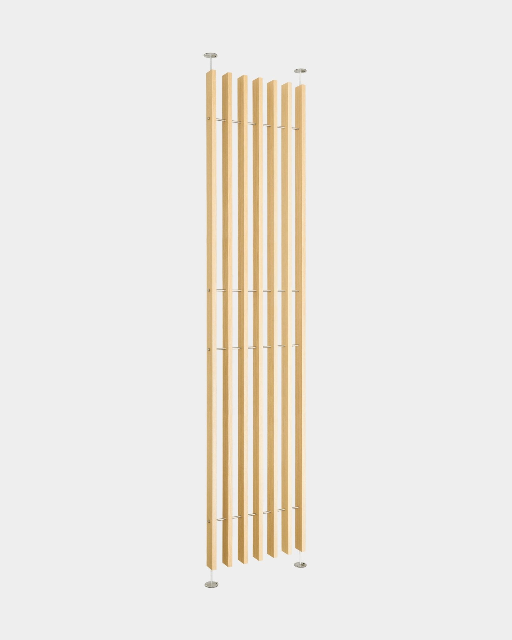 Séparateur de pièce EMBRACE BM1 par WoodUpp (286–302 cm), avec de hauts tasseaux en placage chêne et de fines tiges métalliques pour une installation facile, sans perçage ; design minimaliste nordique.