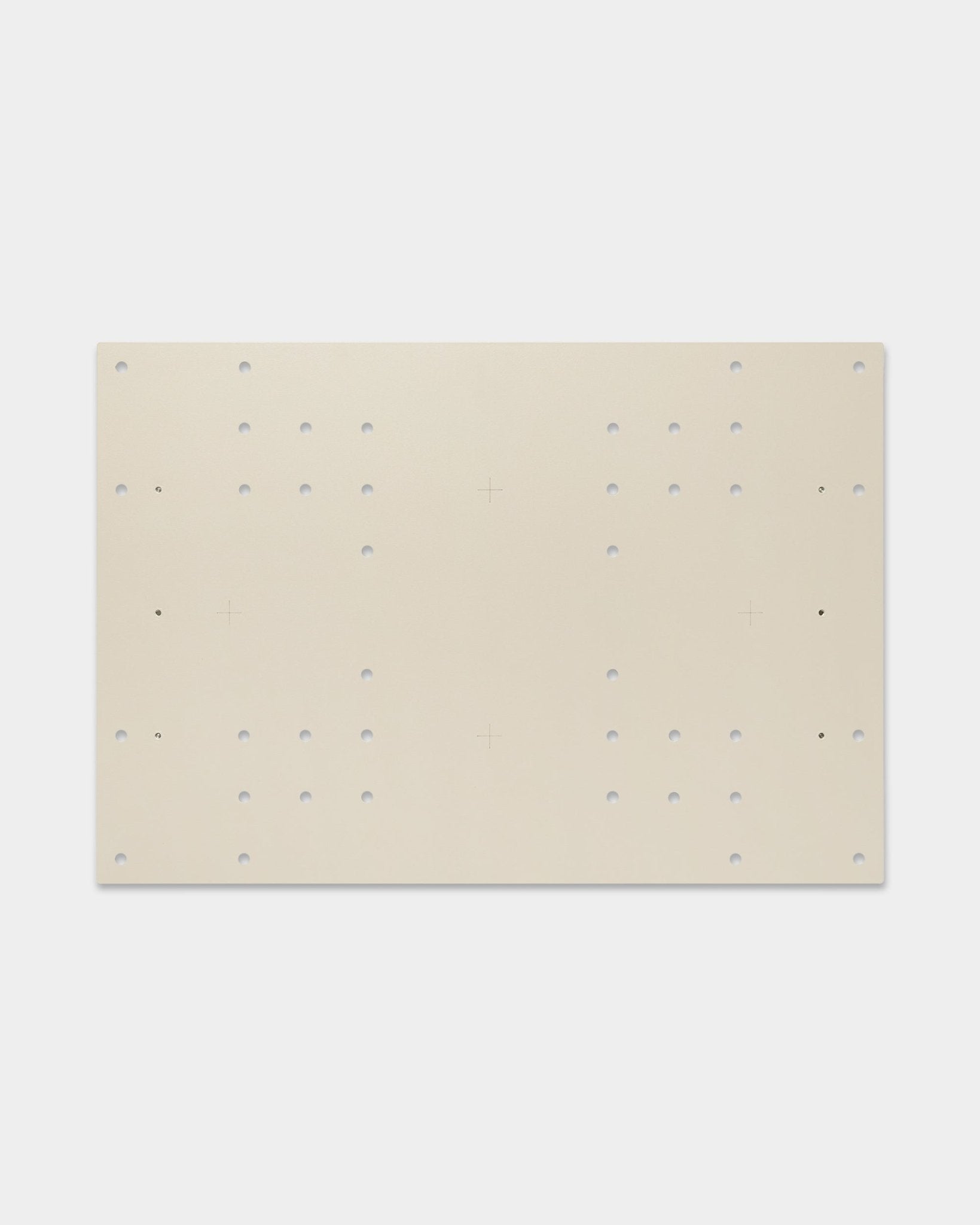 Le Nell | TV-Mount / BM1 de WoodUpp est une plaque beige de 64x44 cm pour panneaux acoustiques, avec des trous en grille et des repères en croix pour des options de montage flexibles.