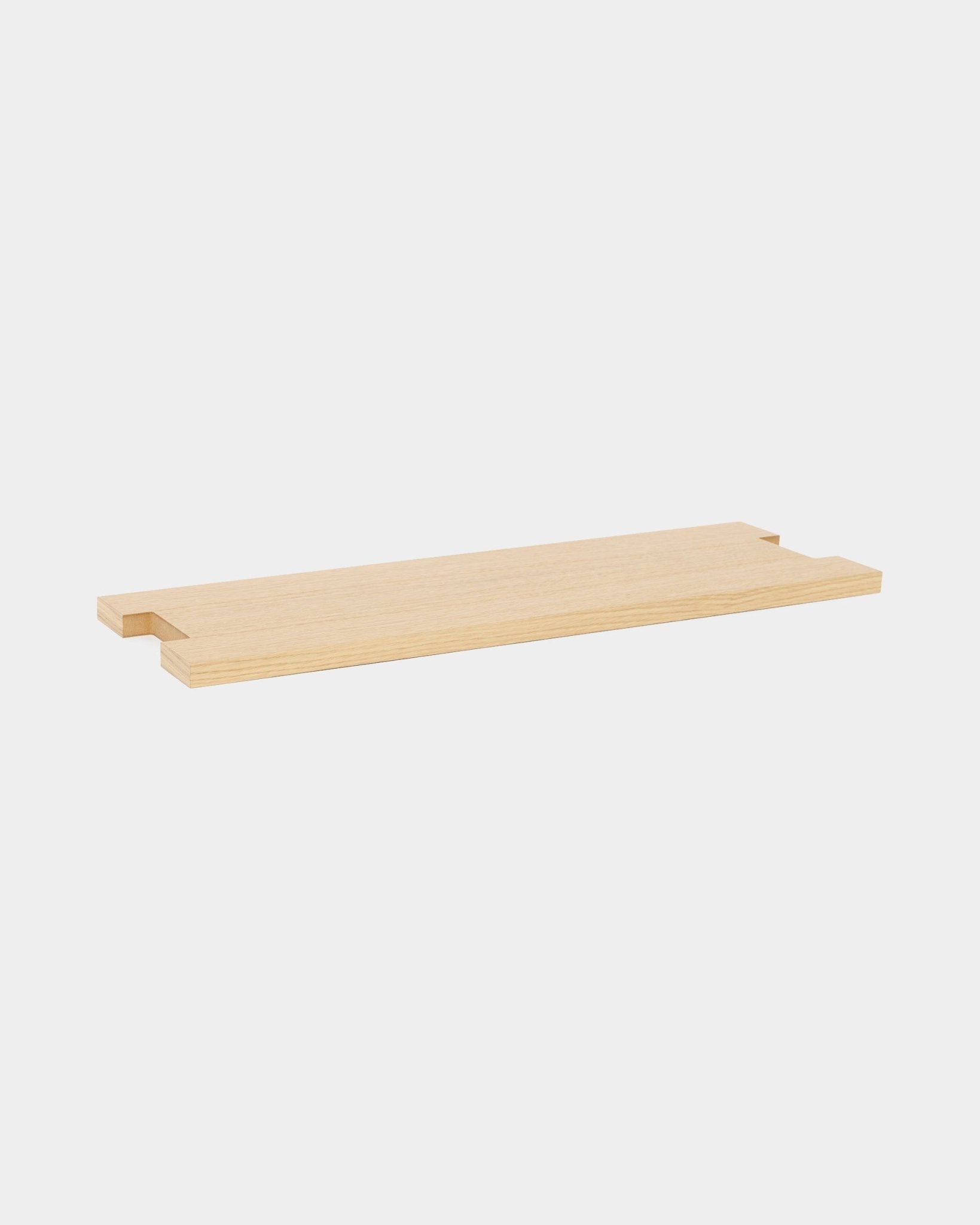Lova | Étagère en bois / BM2 de WoodUpp, en placage chêne (65,8 x 20 cm), avec coins entaillés, design nordique minimaliste, présentée sur fond blanc.