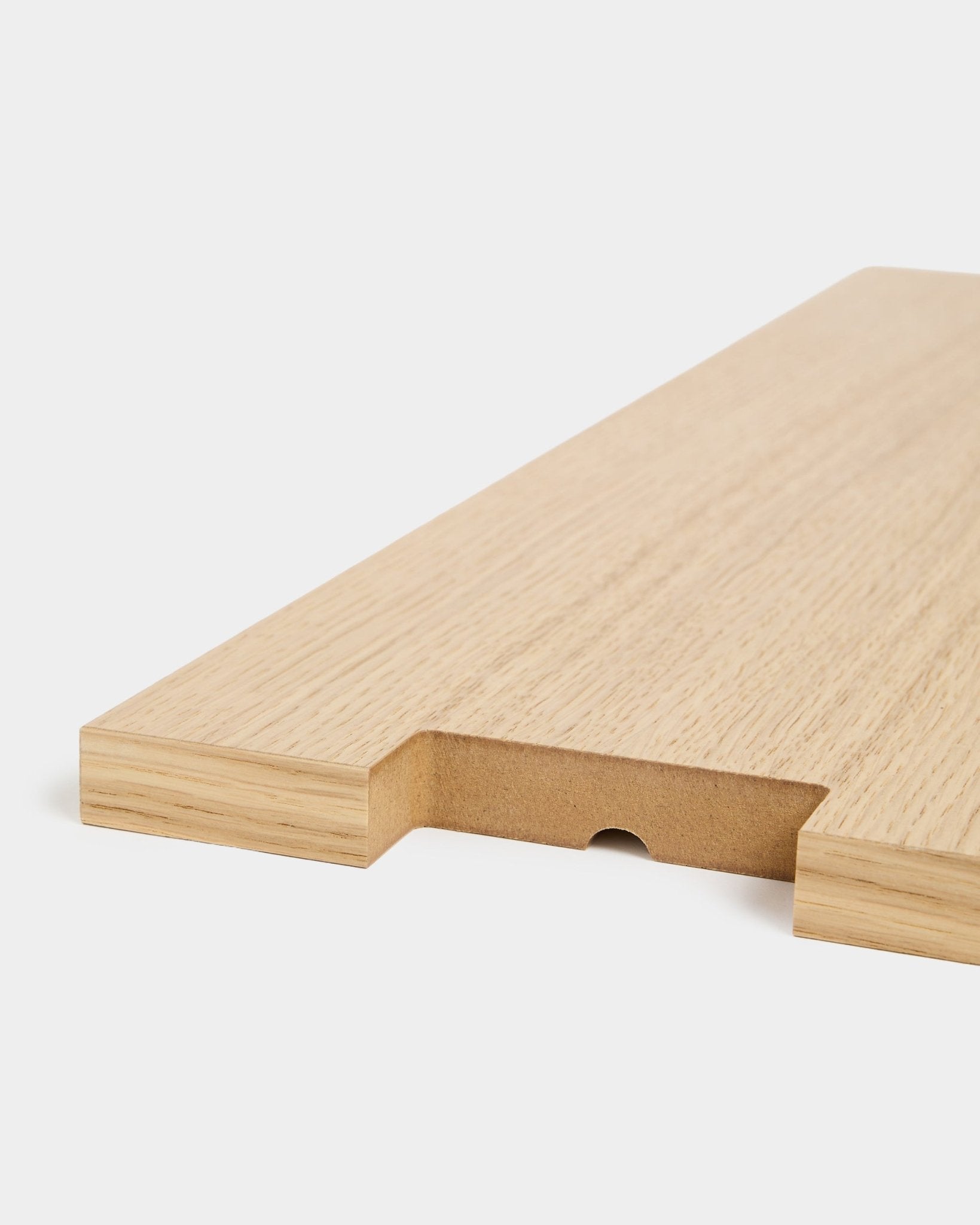 Lova | Étagère en bois BM2 en placage chêne de WoodUpp, 65,8 x 20 cm, montrée en gros plan avec une découpe entaillée et une rainure en demi-cercle sur fond blanc.