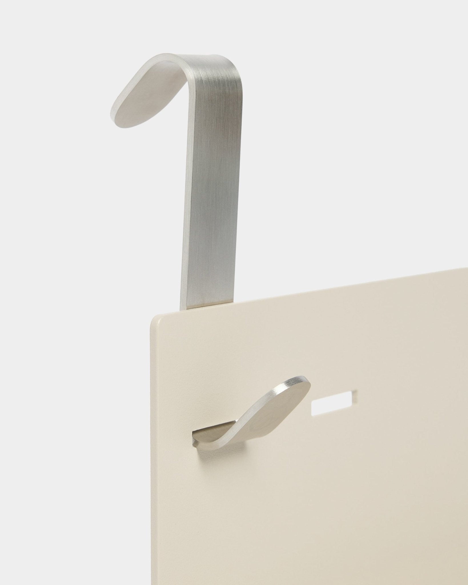 L’étagère en métal Nell/BM1 de WoodUpp en beige (63 x 13,4 cm) comprend un crochet en métal argenté et un crochet small supplémentaire, conçue pour être utilisée avec des panneaux acoustiques réglables.