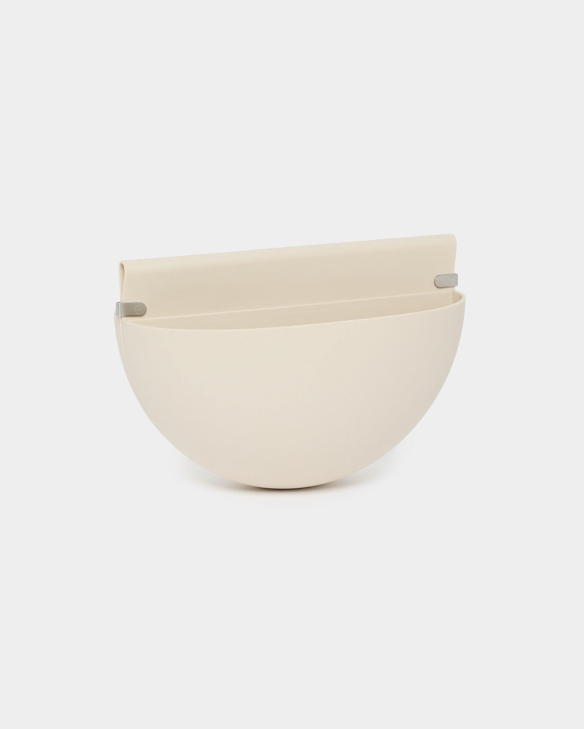 Gro | Soft Pocket / BM2 de WoodUpp, un cache-pot mural minimaliste de 4 l en beige clair, avec une finition lisse et une poche en TPV réutilisable, conçu pour compléter les panneaux acoustiques.