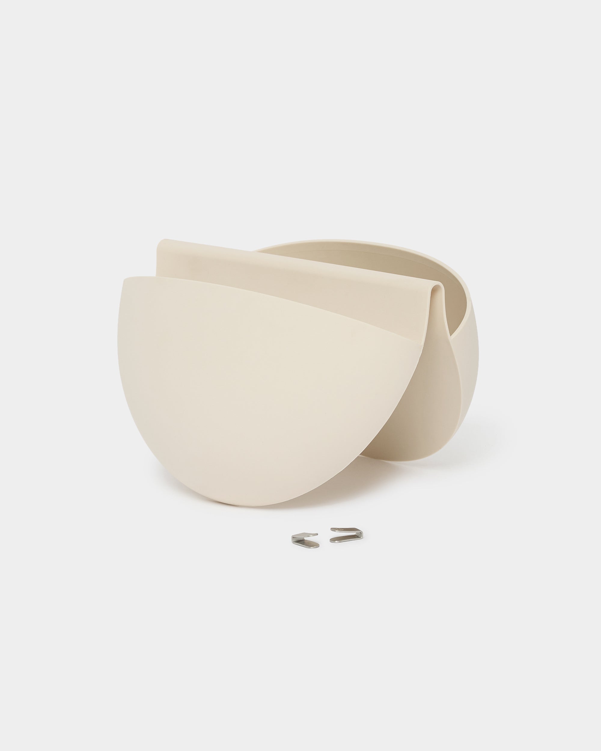 Gro | Soft Pocket / BM2 de WoodUpp est un cache-pot mural semi-circulaire de 4 l en beige clair, au design moderne, avec une poche de plantation en TPV réutilisable, compatible avec Akupanel.