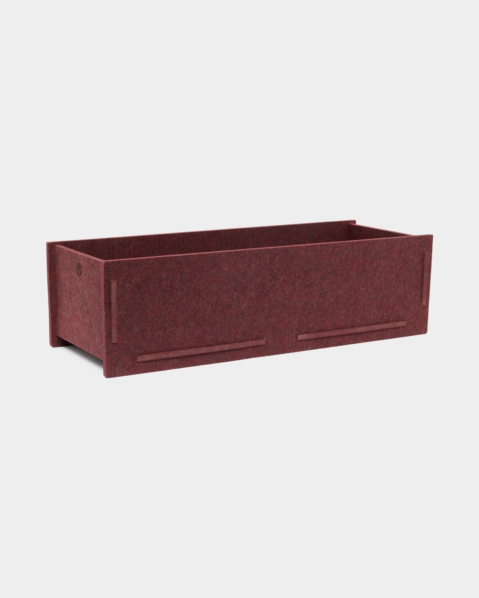 Boîte de rangement rectangulaire en feutre PET ox red, The Vigg | Felt Box / BM2 by WoodUpp, avec ouverture sur le dessus et coutures apparentes ; conçue comme accessoire pour Akupanel.
