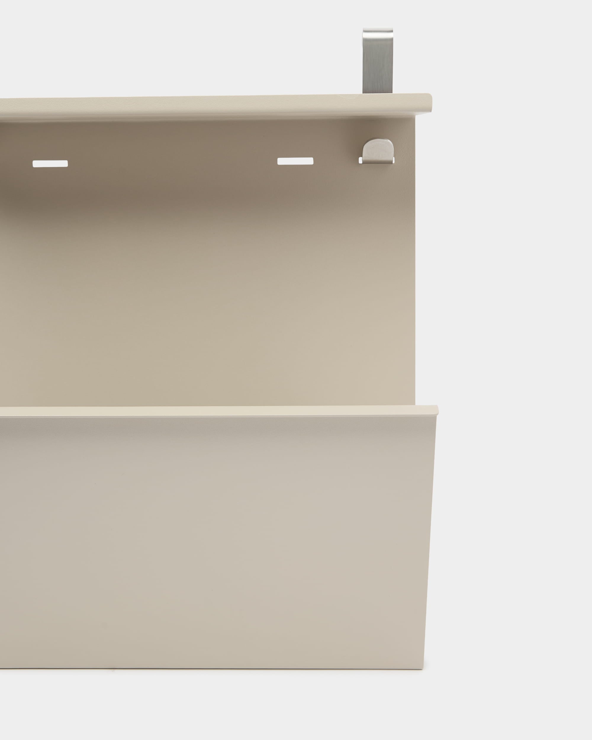 Le rangement à chaussures Nell de WoodUpp est un organiseur mural beige en steel avec tablette, compartiments et crochet pour ranger des chaussures ou organiser des objets small.
