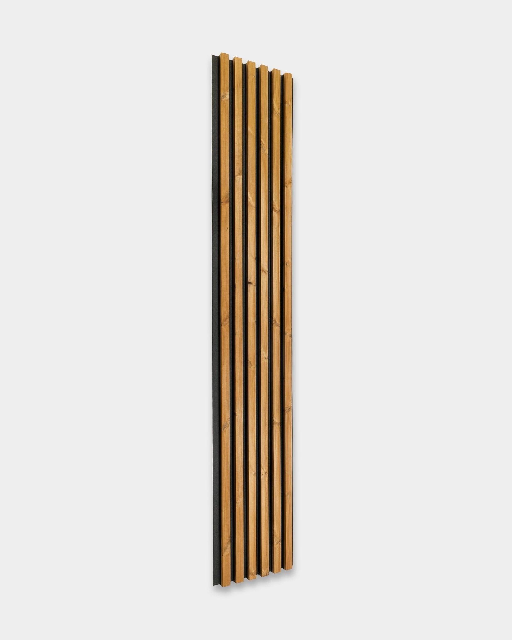 Panneau de façade WoodUpp Aluwood en brown, format 240 x 45,1 cm, avec des lattes en épicéa nordique vertical et un support black, posé sur une surface blanche.