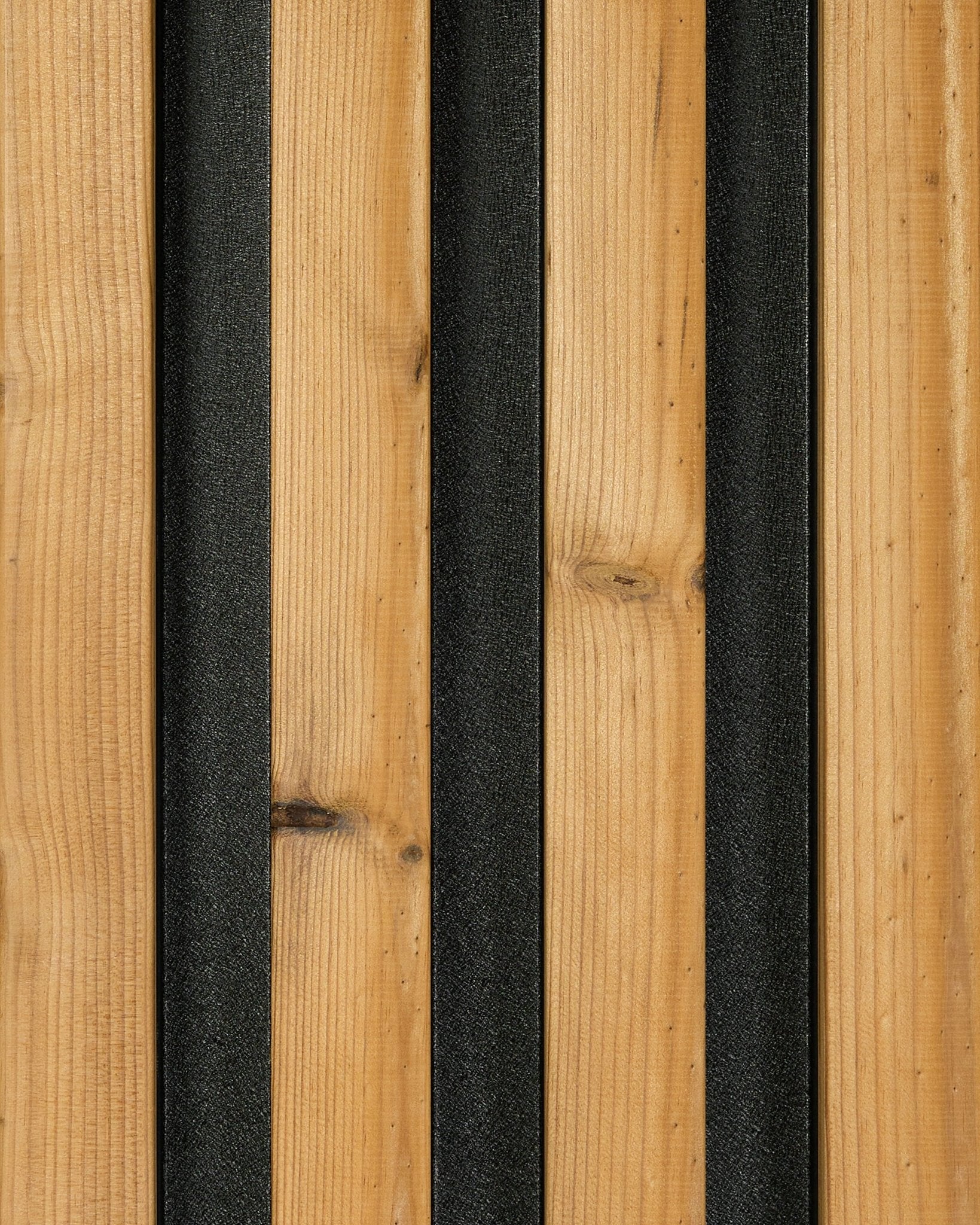 Échantillon de panneau de façade Aluwood en brown (45,7 x 27 cm) de WoodUpp, avec des lames au veinage bois vertical et des bandes black qui créent un design rayé moderne.