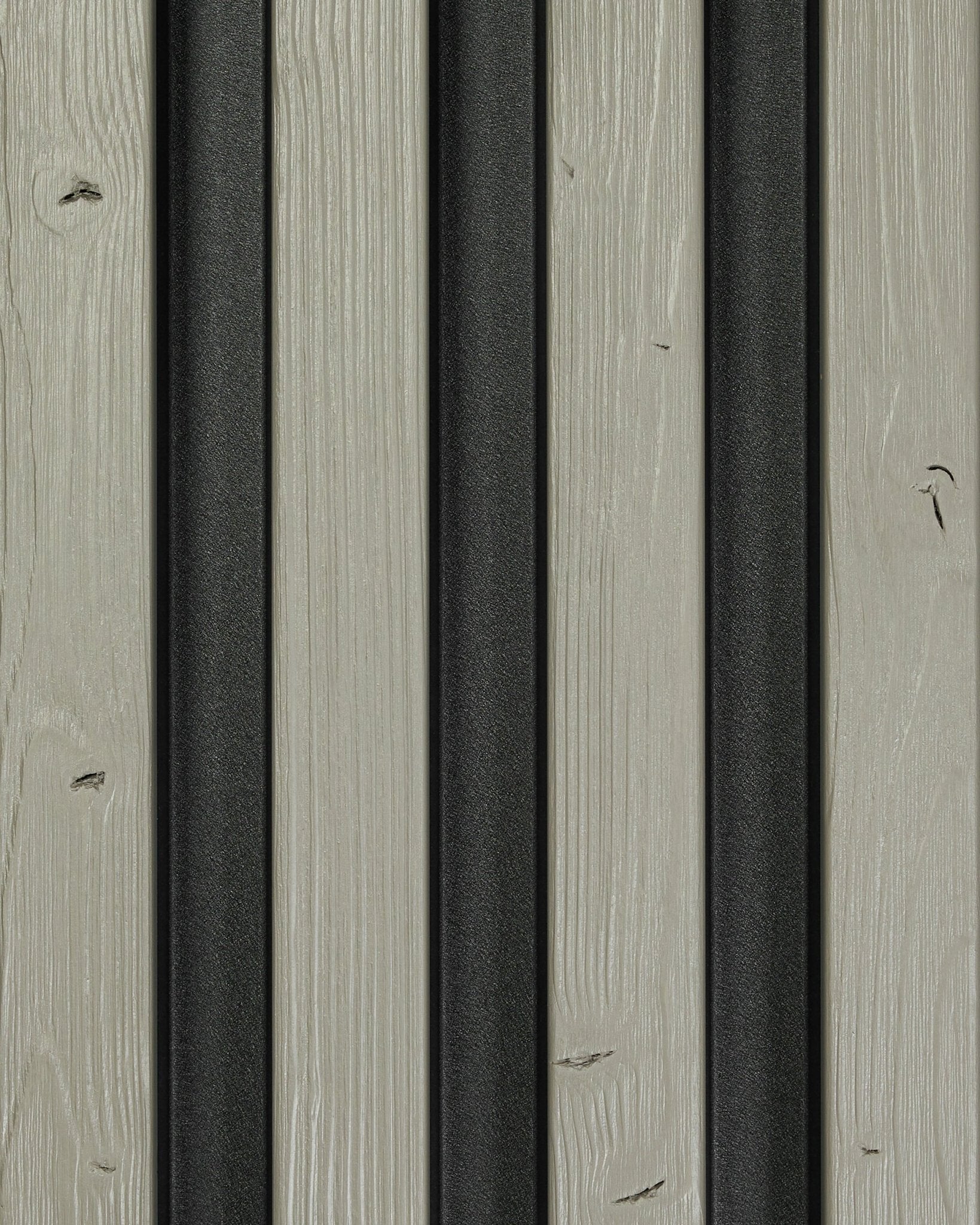 Échantillon Aluwood Grey (45,7 x 27 cm), panneau de façade par WoodUpp ; des lattes en bois grises avec des bandes métalliques black vertical créent une surface extérieure moderne et texturée.