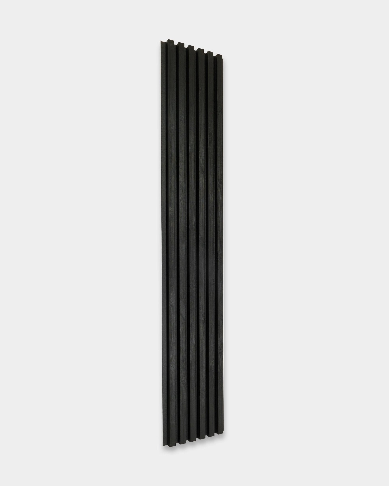 Panneau de façade extérieur Aluwood de WoodUpp, black, 240 x 45,1 cm, avec rainures vertical, sur un fond uni gris clair.