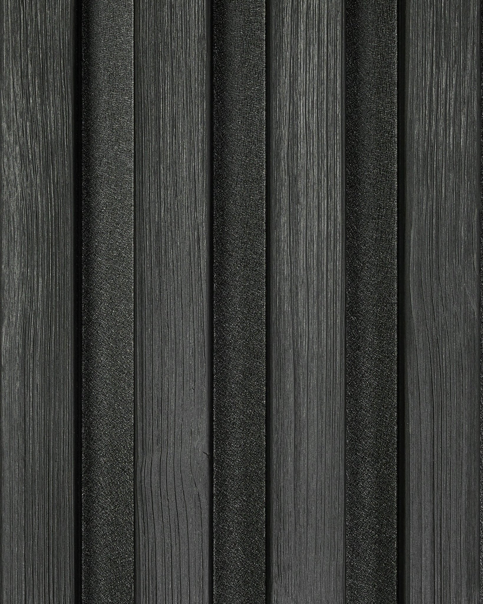 Gros plan sur un échantillon de panneau de façade Aluwood Black (45,7 x 27 cm) de WoodUpp, montrant des lattes texturées verticales au motif rayé moderne.