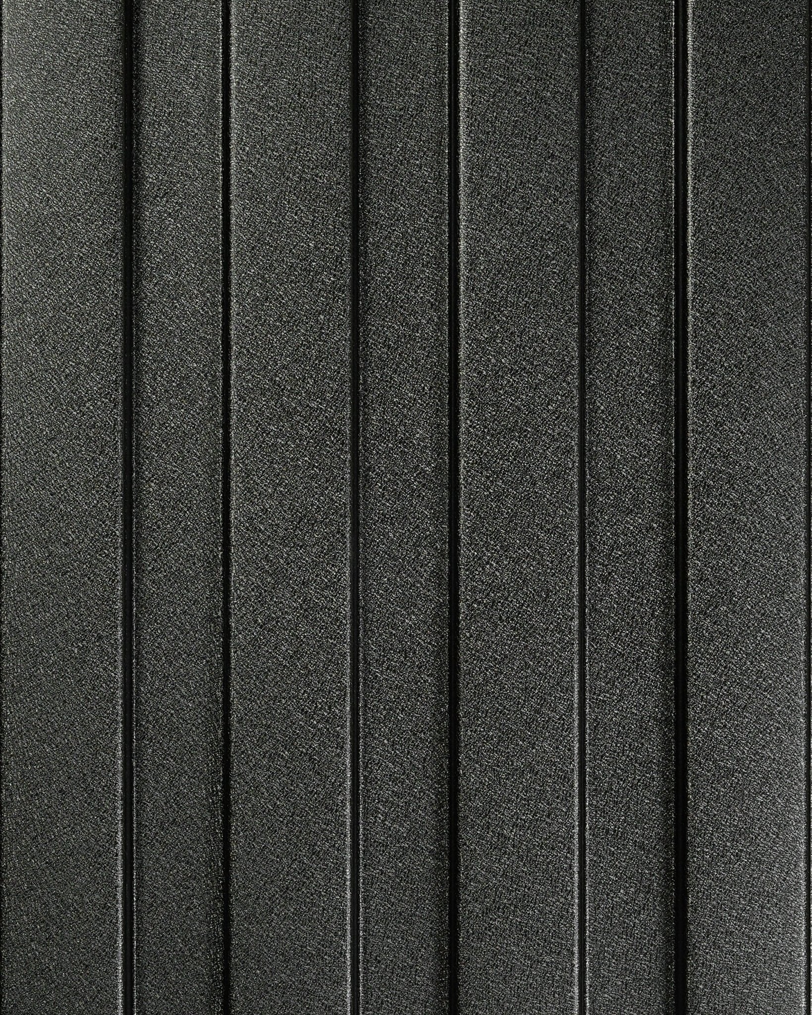 Gros plan sur un panneau de façade WoodUpp Aluwood, 240 x 45,1 cm, avec une surface texturée gris foncé et des bandes en relief vertical régulièrement espacées, conçu pour l’extérieur.