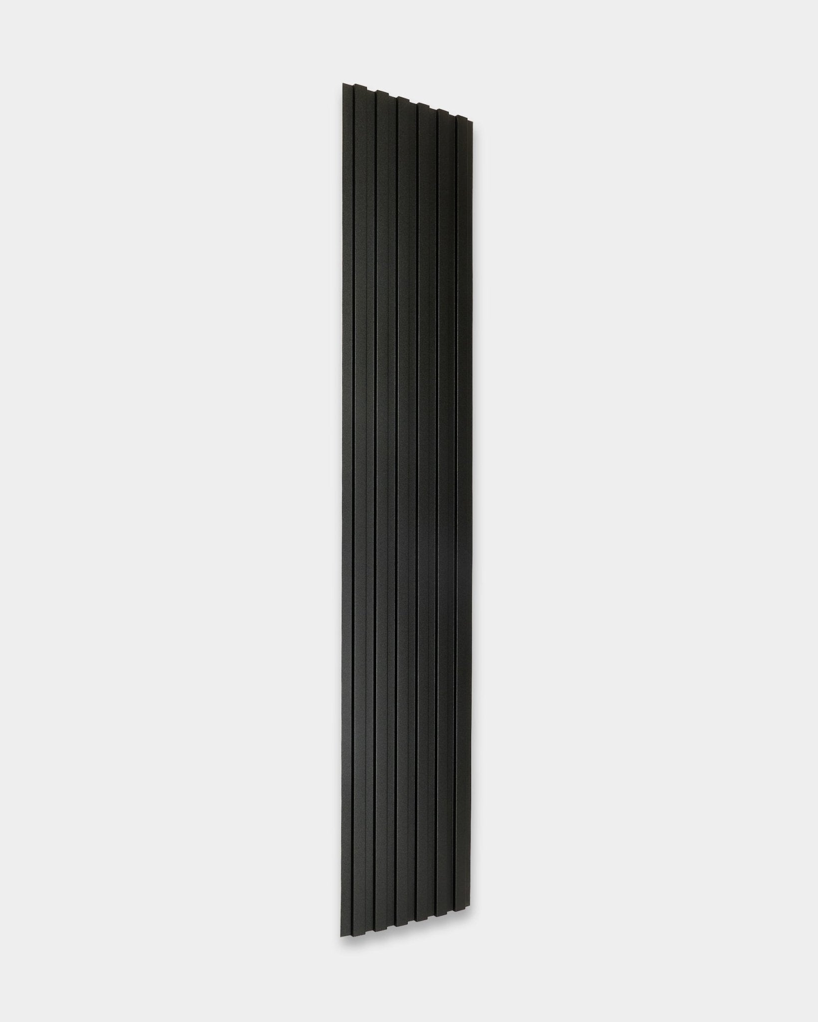 Panneau de façade extérieur Aluwood de WoodUpp, 240 x 45,1 cm, haut et étroit, avec des reliefs vertical black, présenté sur un fond blanc uni.