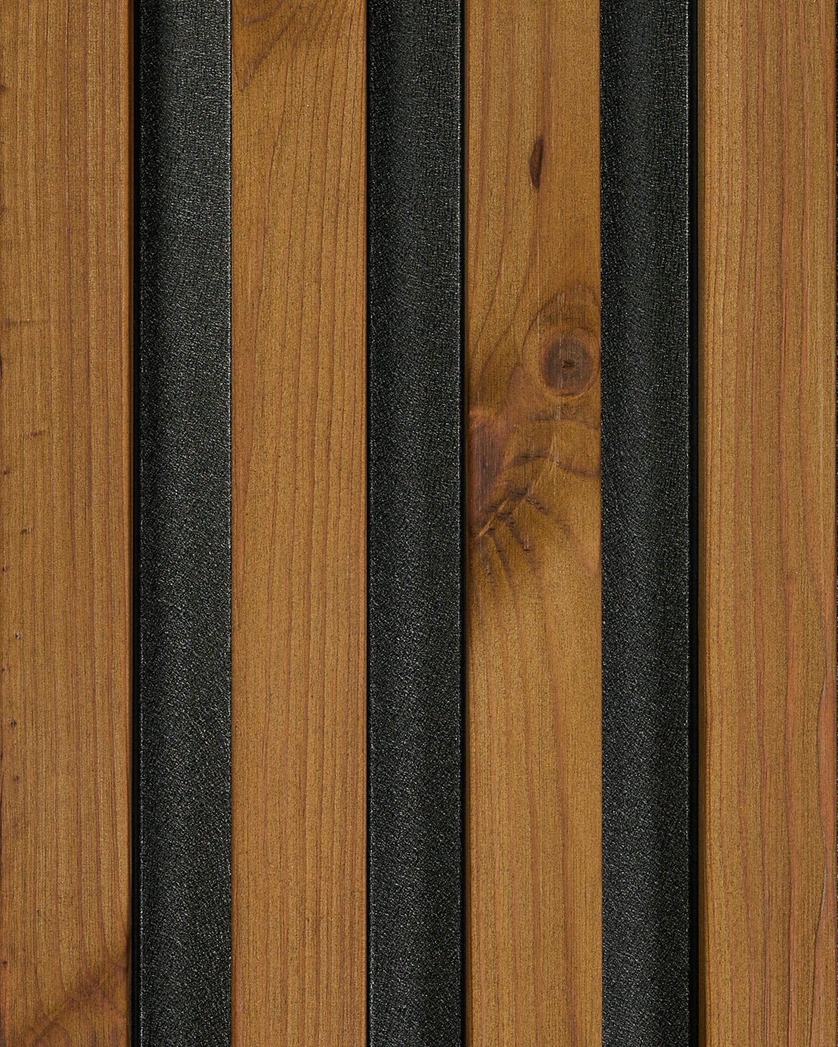 Gros plan sur un échantillon de panneau de façade WoodUpp Aluwood en finition brown huilée (45,7 x 27 cm), mettant en valeur le veinage natural wood et les lames texturées black.