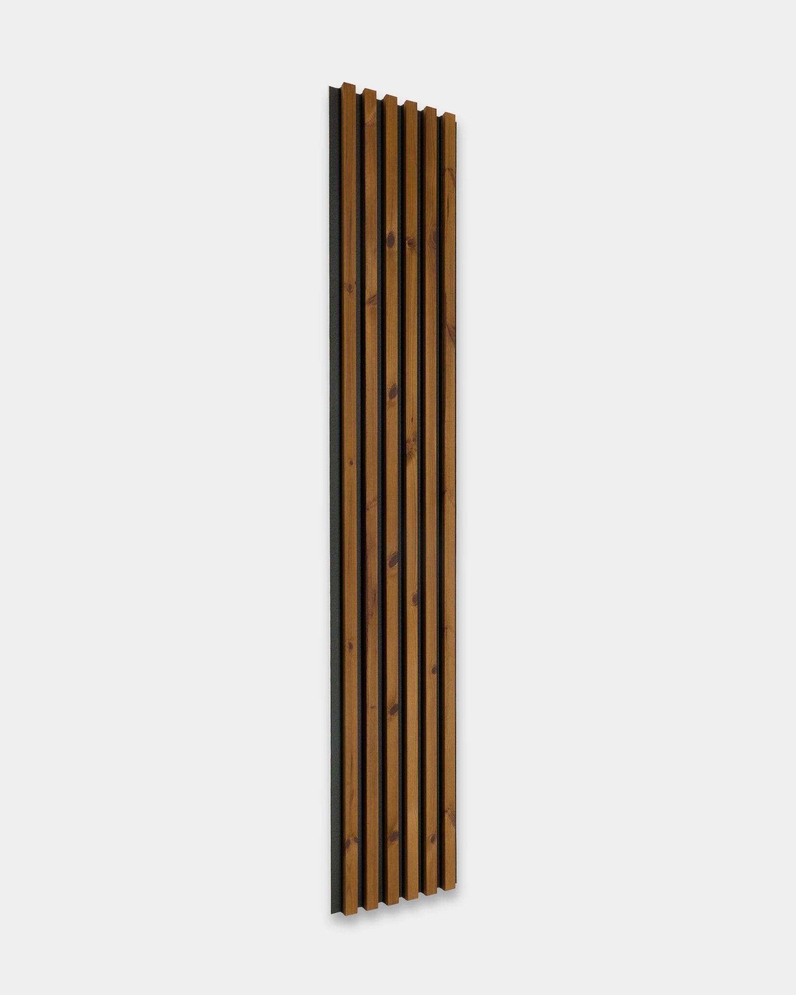 Panneau de façade WoodUpp Aluwood en brown huilé, 240 x 45,1 cm, avec lattes en épicéa nordique traité thermiquement et support acoustique foncé pour l’extérieur.