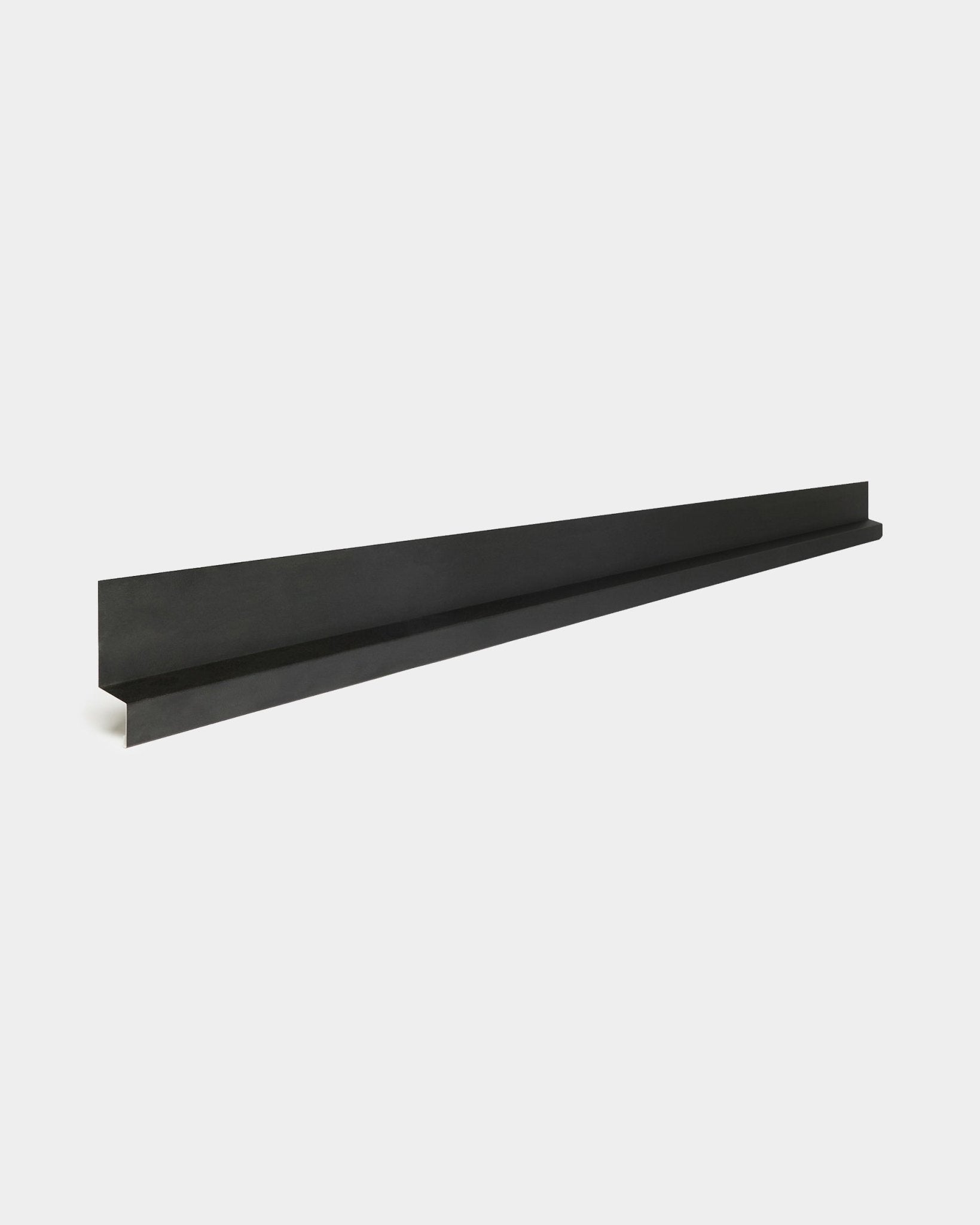 WoodUpp Aluwood Bottom, 240 cm : un accessoire long et minimaliste pour panneau de façade black, avec une fine bordure en aluminium thermolaqué pour une installation en extérieur.