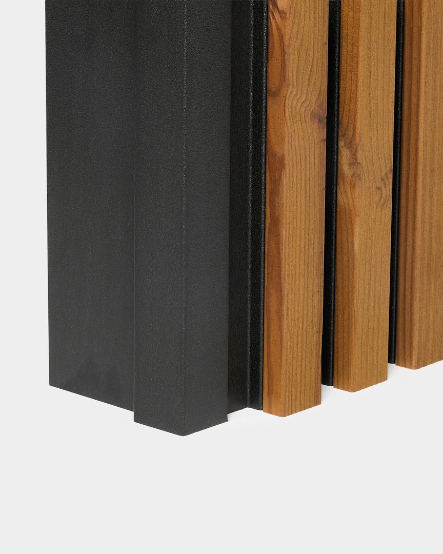 Gros plan sur le panneau de façade d’angle extérieur WoodUpp Aluwood, 240 cm, avec des lattes en bois vertical et des panneaux métalliques black sur fond blanc.