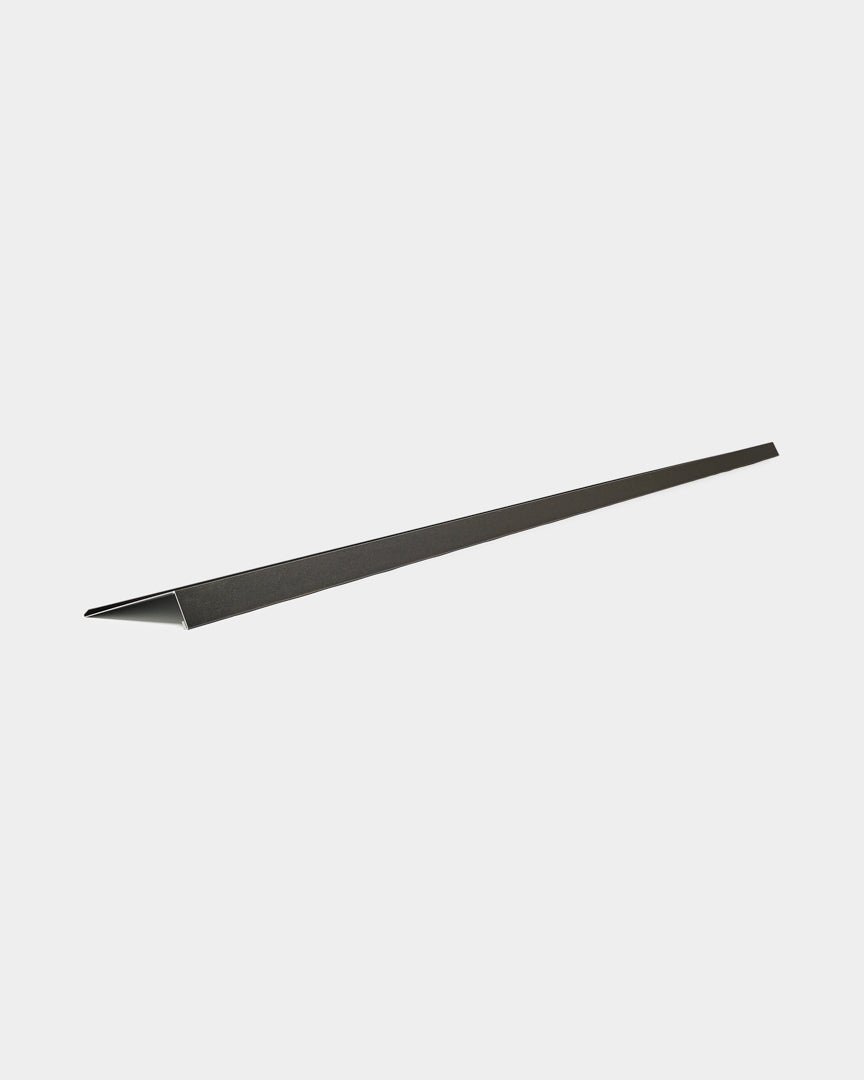Appui de fenêtre WoodUpp Aluwood, 240 cm, panneau de façade fin en aluminium thermolaqué à section triangulaire, présenté sur fond blanc.