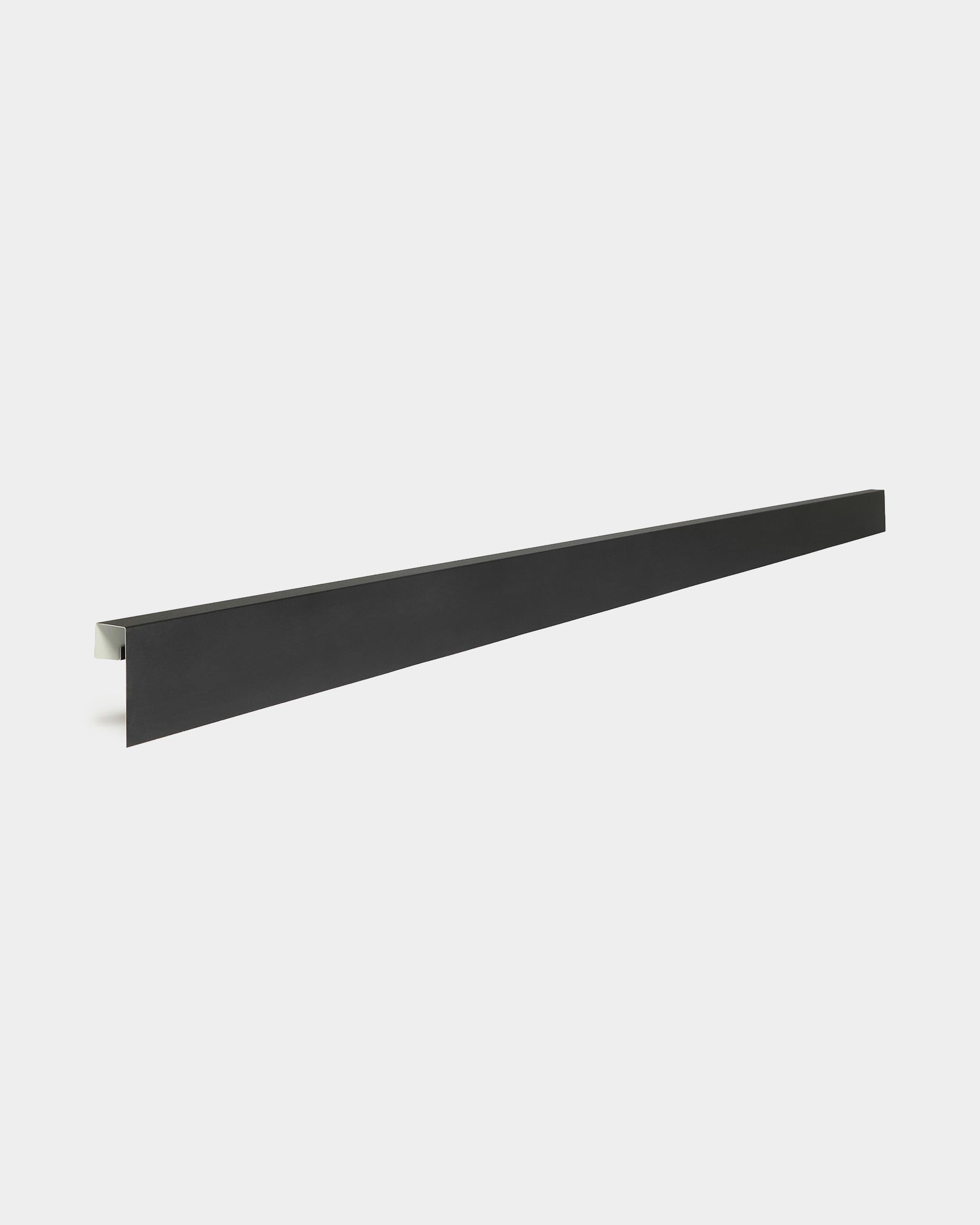 Profilé en aluminium WoodUpp Aluwood 240 cm black avec pli à angle droit, conçu pour une utilisation avec des panneaux de façade extérieurs, idéal pour la finition des bordures de bardage.