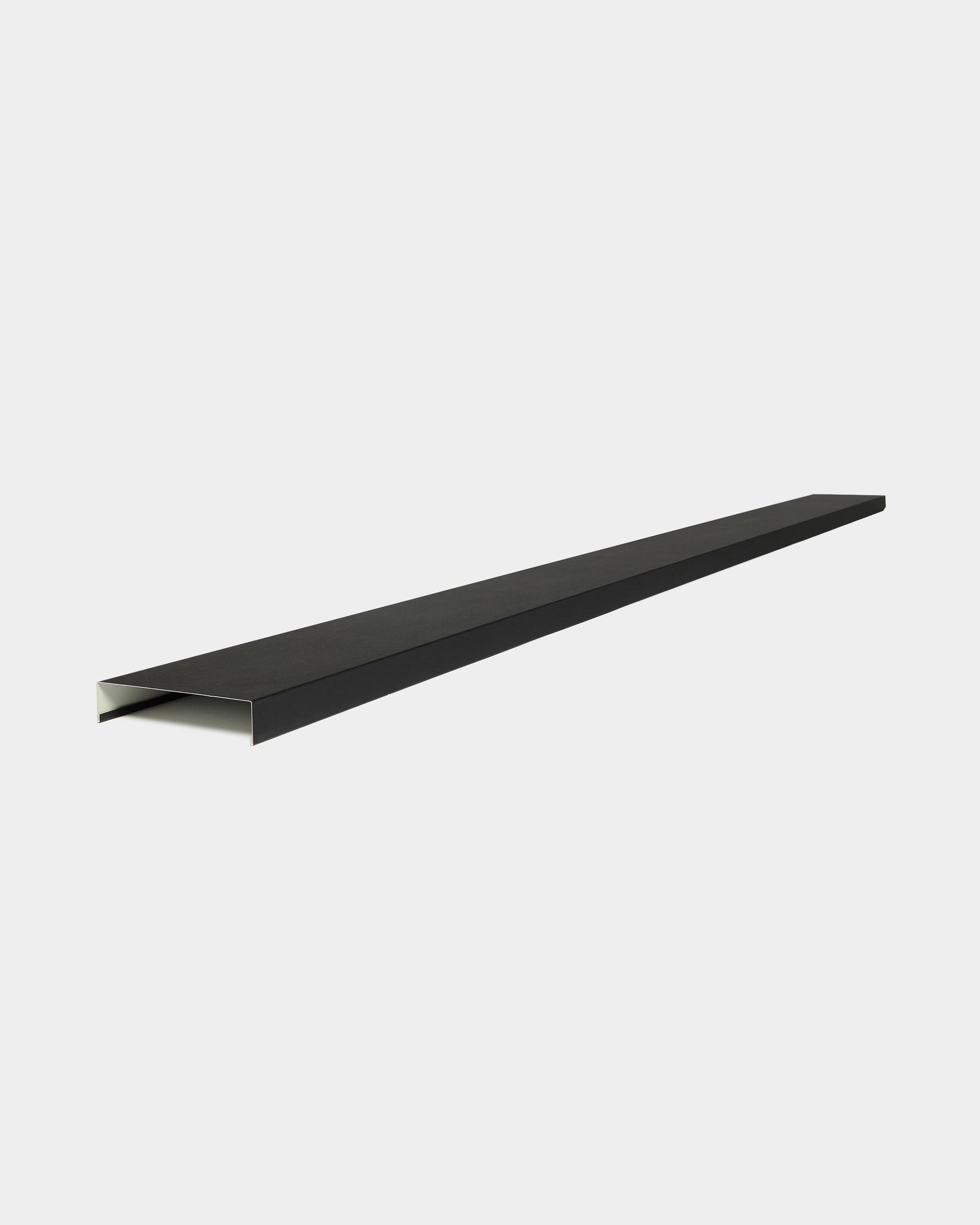 Aluwood Level Wall Capping de WoodUpp, 240 cm x 25 cm, en aluminium thermolaqué black avec design en U, accessoire pour les panneaux de façade Aluwood.