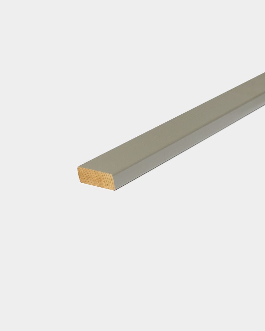 Panneau de façade Lamella WoodUpp Aluwood/Grey, 240 x 4 x 1,8 cm, avec finition lisse claire brown et grey, conçu pour habiller les angles extérieurs dans les extérieurs nordiques.