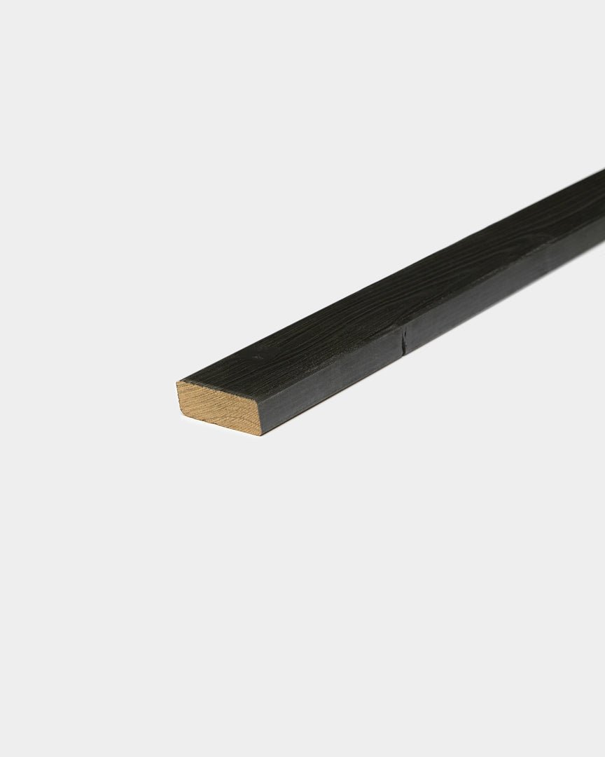 Panneaux de façade WoodUpp Aluwood avec une finition black, présentés sur un fond blanc uni qui met en valeur leur design nordique minimaliste.