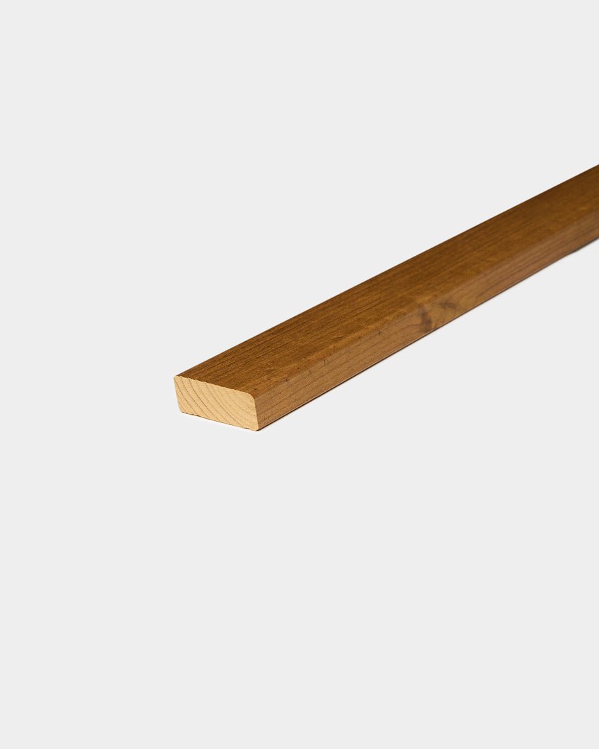 Lamelle de façade WoodUpp Aluwood huilée Brown (240 x 4 x 1.8 cm), présentée comme pièce d’angle extérieure avec une finition lisse sur fond blanc.