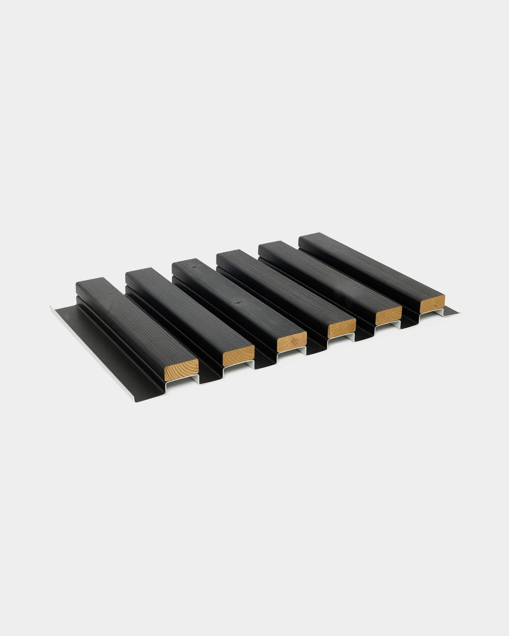 Échantillon de panneau de façade Aluwood par WoodUpp avec six lattes en bois insérées dans des profilés métalliques black, dimensions 45,7 x 27 cm, présenté sur un fond gris clair.
