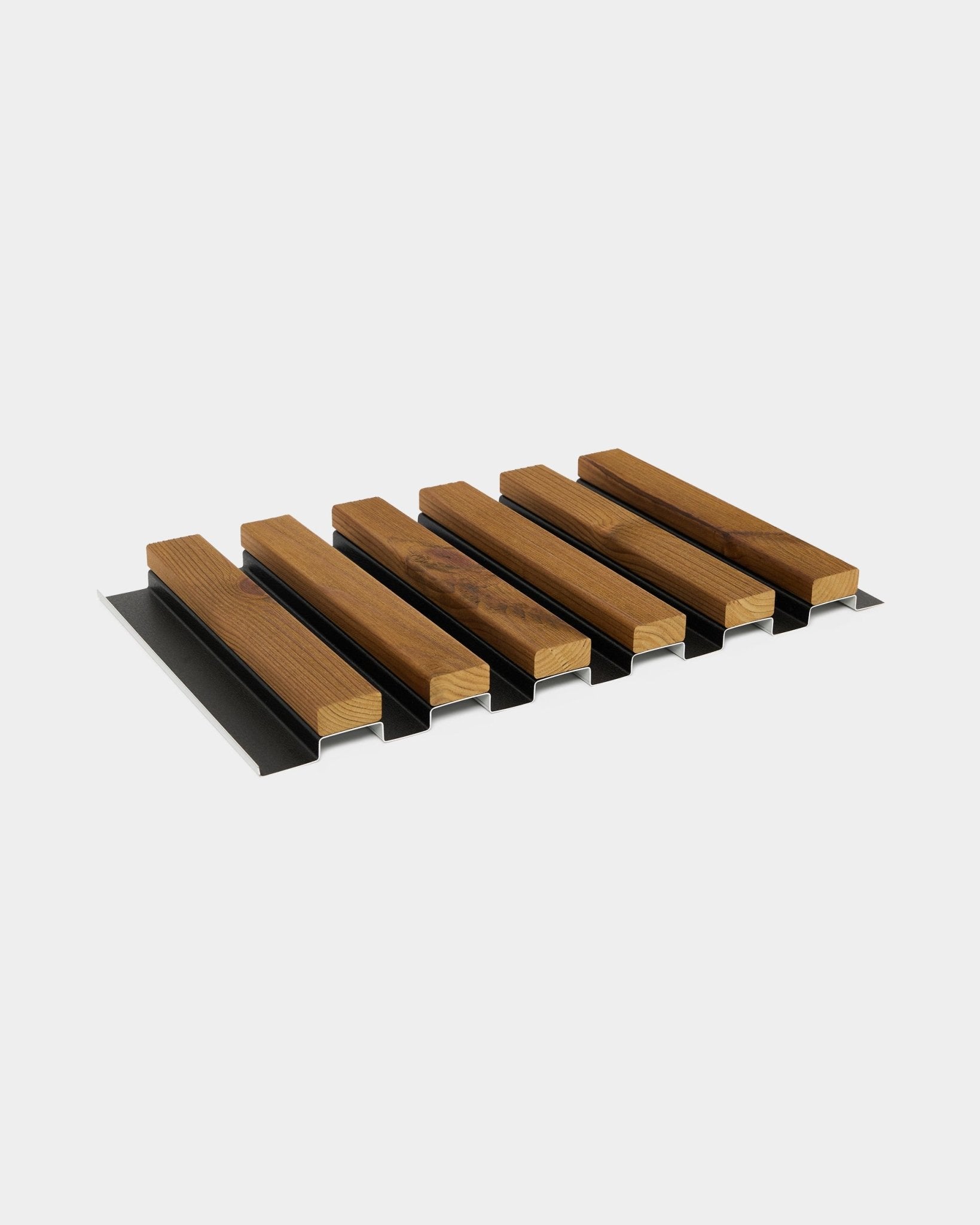 Échantillon de panneau de façade Aluwood WoodUpp en brown huilé (45,7 x 27 cm), avec alternance de lattes en bois et de bandes black pour des performances acoustiques.