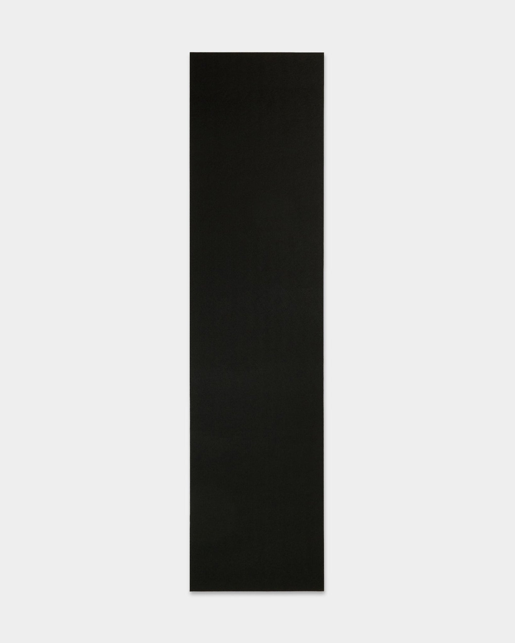 Tapis de yoga en feutre WoodUpp black (240,1 x 59,8 cm) fabriqué à partir de plastique recyclé, présenté sur un fond blanc ; accessoire pour les panneaux acoustiques Akupanel.