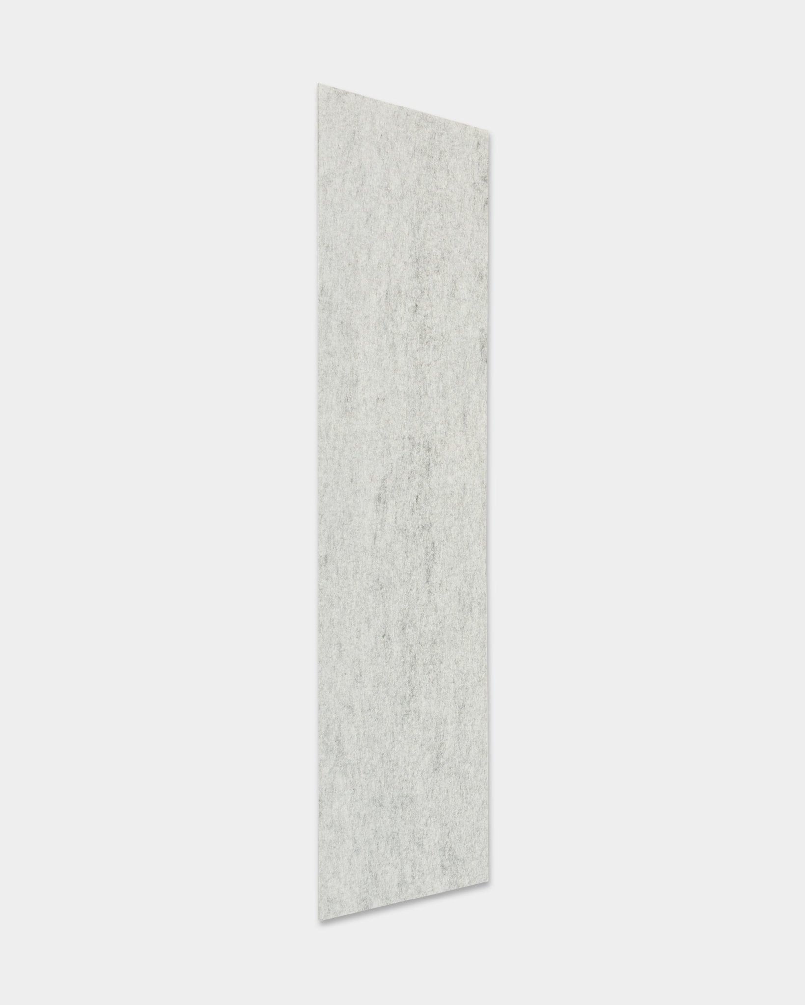 Akupanel Panneau acoustique de WoodUpp en feutre/Grey, dimensions 240,1 x 59,8 cm, présenté à la verticale sur un fond blanc uni.