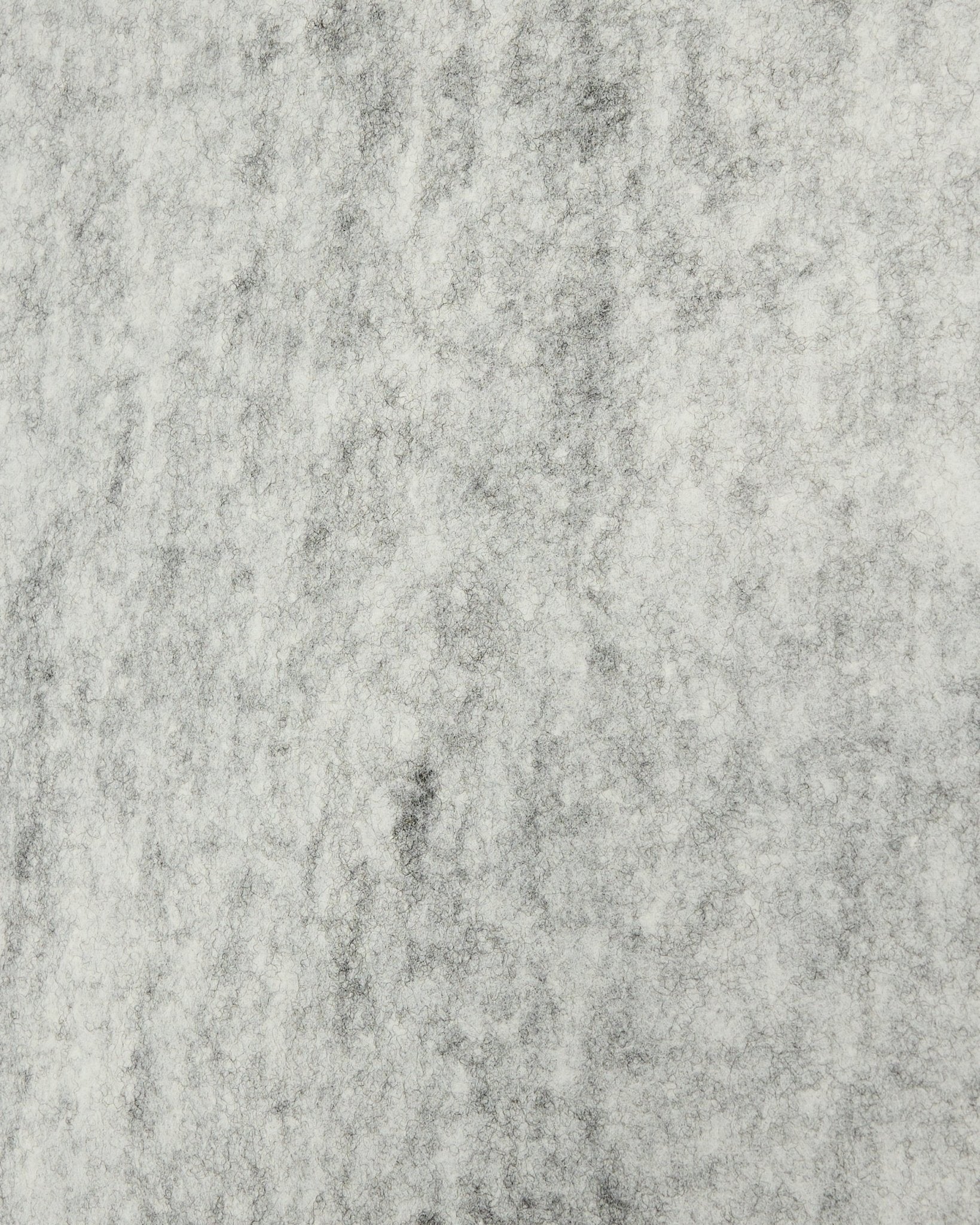 Détail de l’accessoire d’installation WoodUpp Akupanel en feutre grey, 240,1 x 59,8 cm, montrant une surface texturée à effet marbré en matériau acoustique en plastique recyclé.