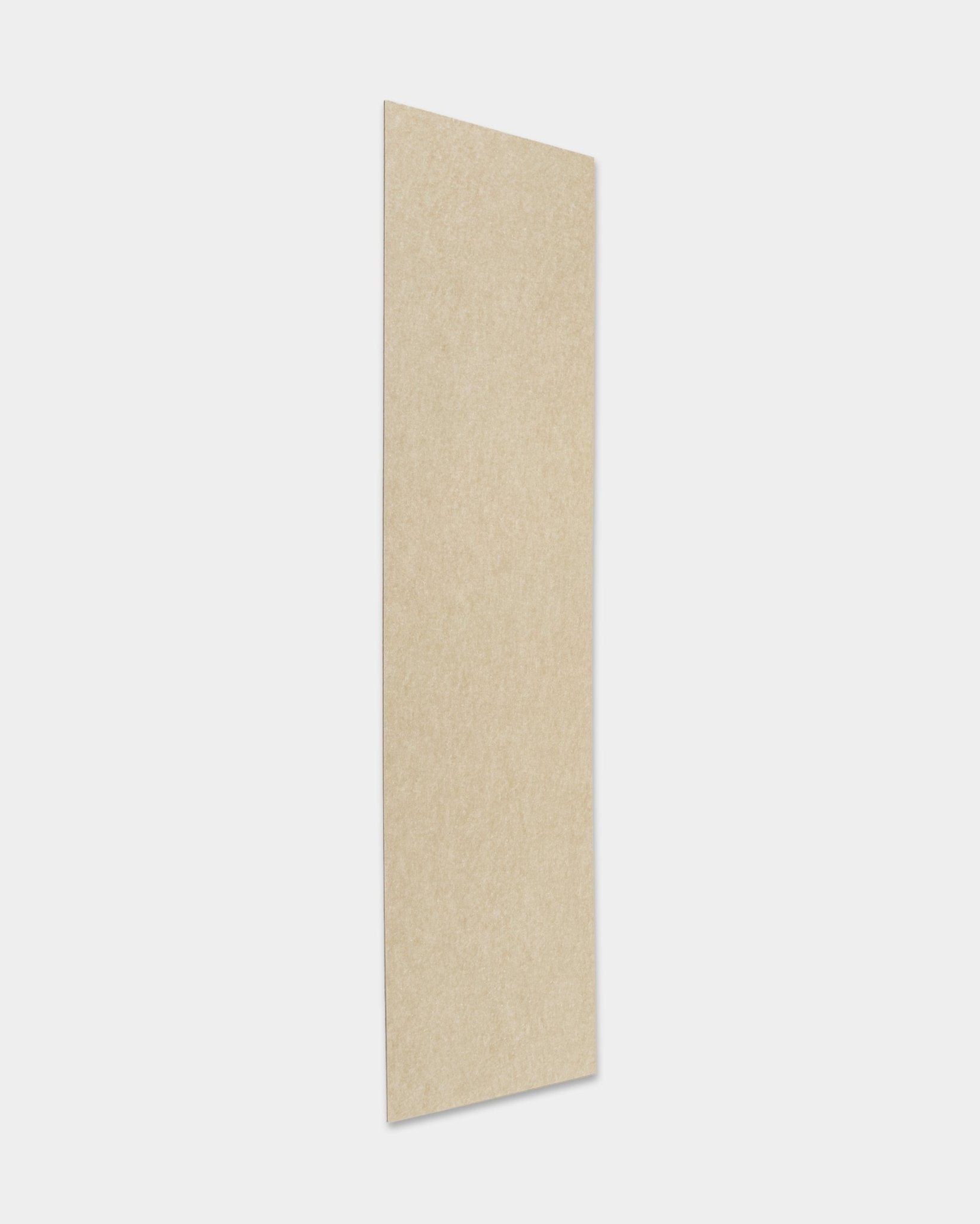 Panneau acoustique en bois WoodUpp Akupanel avec feutre/finition beige (240,1 x 59,8 cm), monté à la verticale sur un fond uni gris clair.