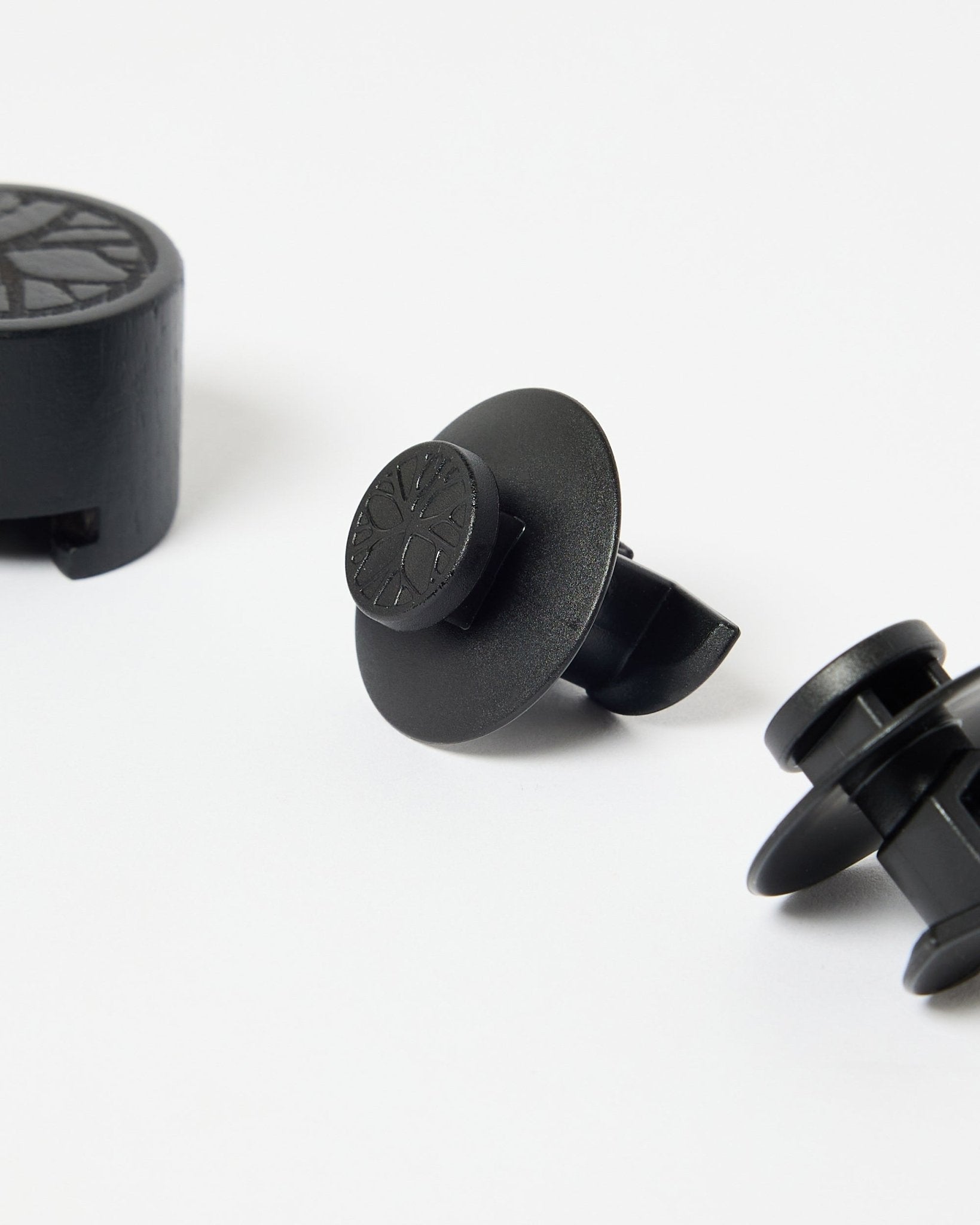 Lot de 3 supports en nylon black avec dessus circulaire et outil d’installation, conçus pour monter des panneaux acoustiques ou des panneaux à lattes WoodUpp.