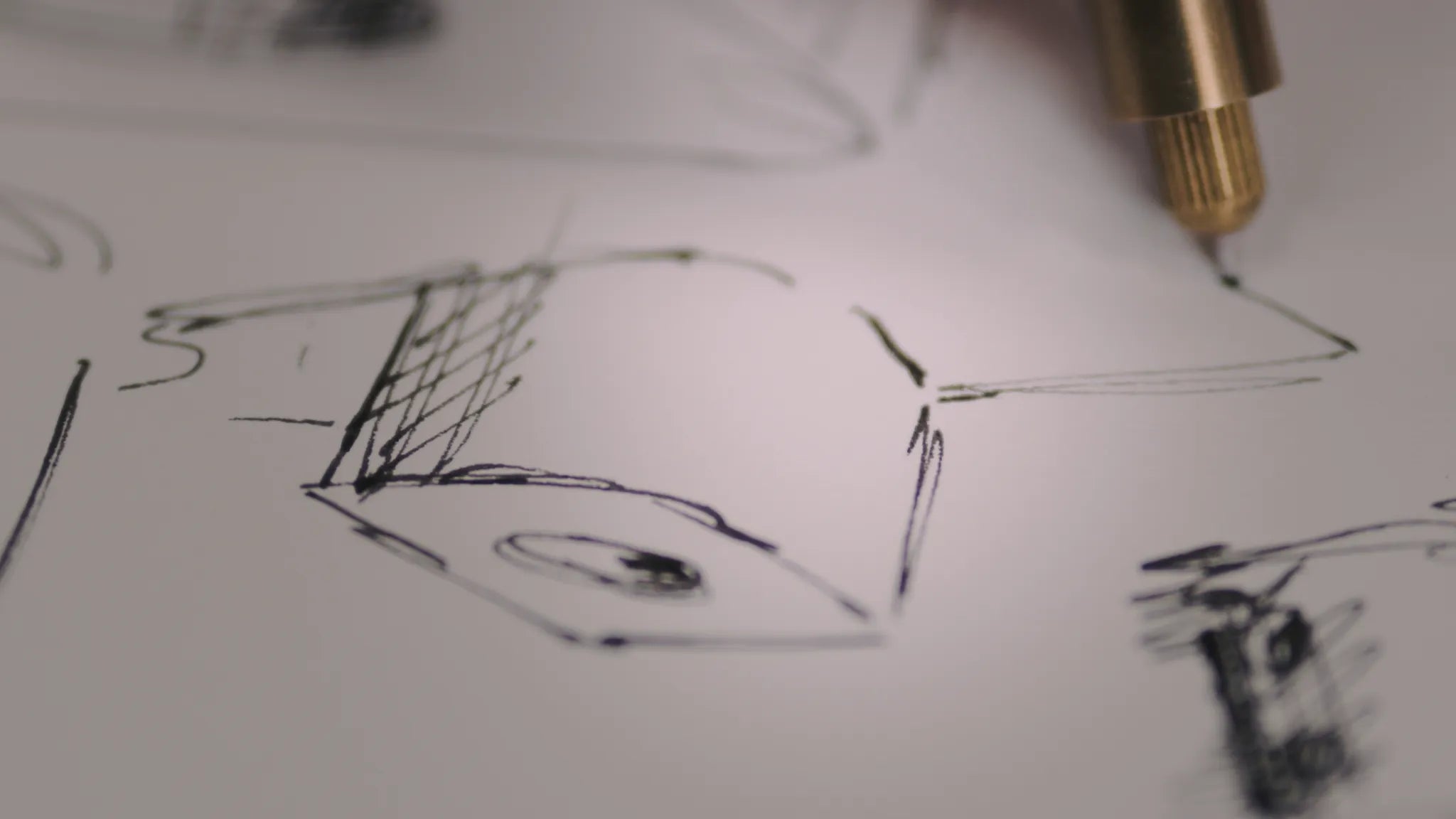 Des lignes géométriques à lencre noire forment des motifs abstraits sur du papier blanc, évoquant le design épuré et minimaliste des panneaux acoustiques en bois nordique Akupanel.