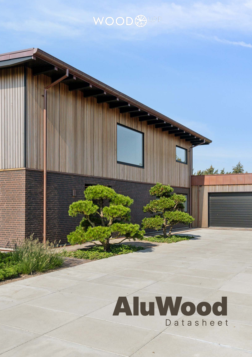 Maison contemporaine avec panneaux de façade en AluWood et extérieur en briques, avec de grandes fenêtres, un garage et un aménagement paysager soigné. Le texte se lit comme suit : AluWood Datasheet.