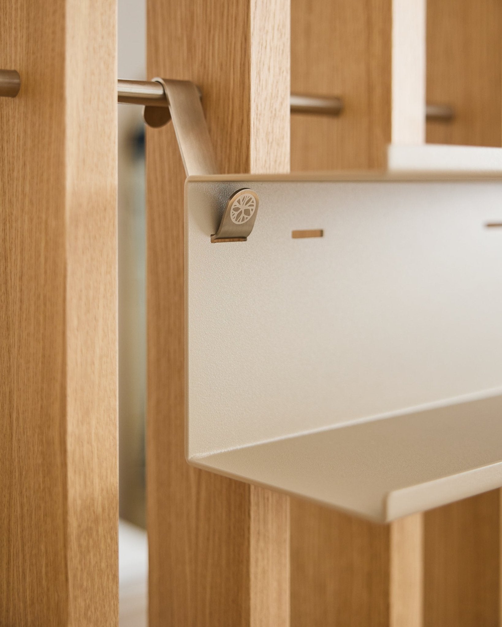 Gros plan sur la Nell | Double Metal Shelf / BM1 de WoodUpp, une étagère beige steel de 31,7 cm au design minimaliste, montée sur un panneau acoustique mural à lattes en bois nordique.
