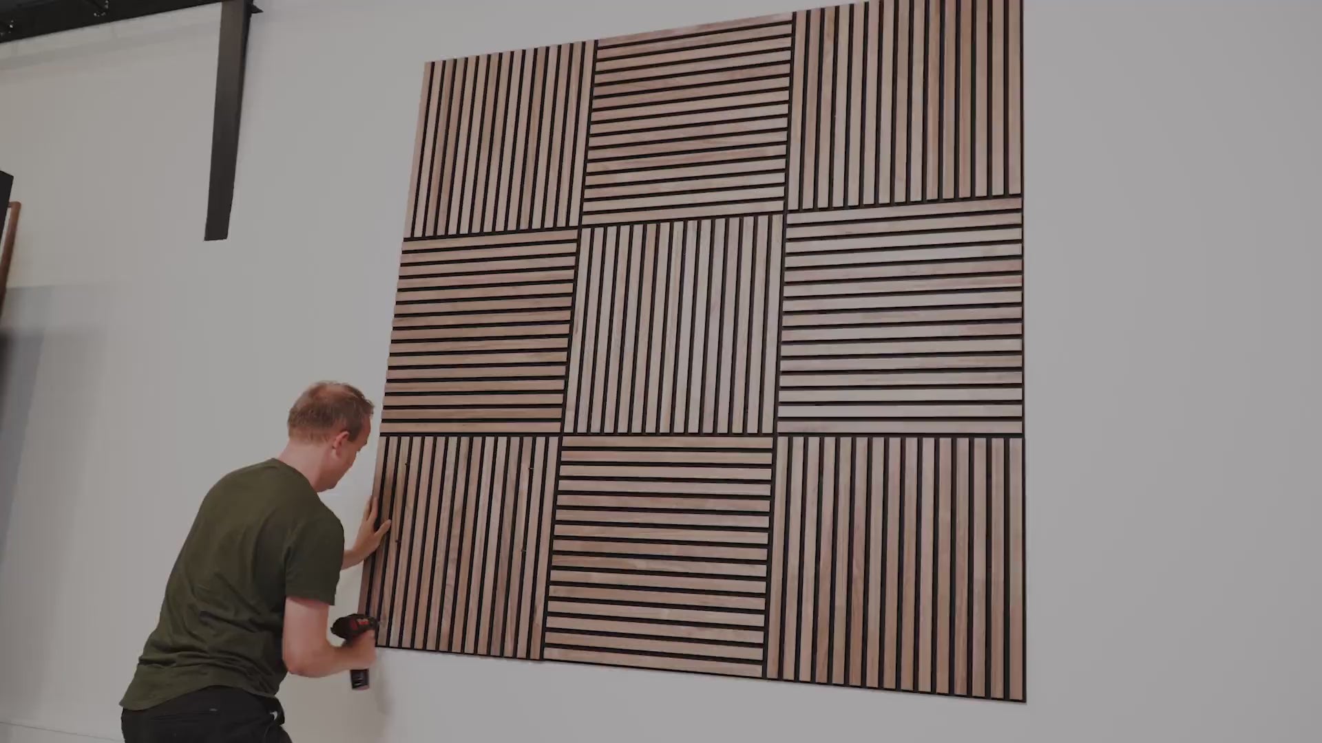 Akupixel | Installation au mur avec des vis